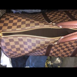 Lv traveling duffle bag 100% authentic